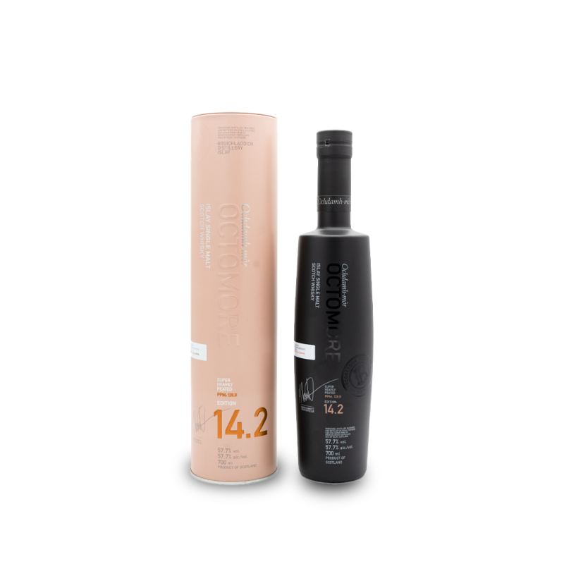 Bouteille noire mate d'Octomore Edition 14.2 de Bruichladdich devant son étui cylindrique rose poudré Bouteille noire mate d'Octomore Edition 14.2 de Bruichladdich devant son étui cylindrique rose poudré