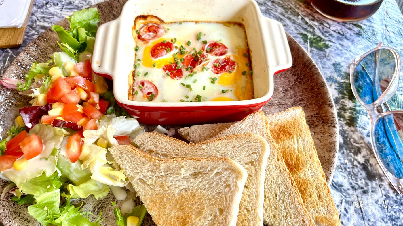 Œufs cocotte aux tomates cerises et à la ciboulette cuits en ramequin, servis avec une salade et des toasts